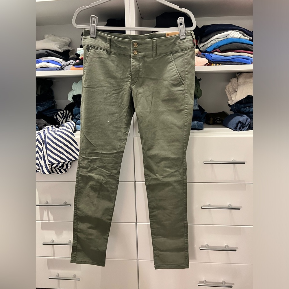 American eagle skinny khakis in green size 6 long